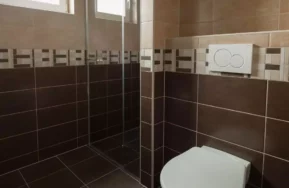 Drevostavba EASY 48 s terasou a pergolou vo Všeniciach kúpeľňa