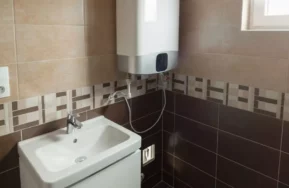 Drevostavba EASY 48 s terasou a pergolou vo Všeniciach kúpeľňa