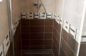 Drevostavba EASY 48 s terasou a pergolou vo Všeniciach kúpeľňa