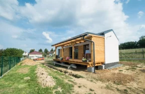 Drevostavba EASY 48 s terasou a pergolou vo Všeniciach exteriér