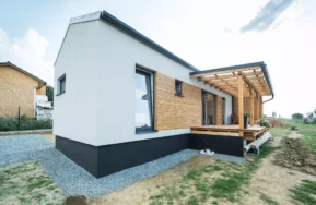 Drevostavba EASY 48 s terasou a pergolou vo Všeniciach